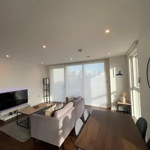 Immaculate 2bed In London- Views Appartement